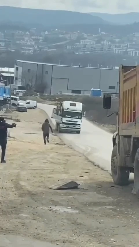 Bursa’da freni boşalan kamyon böyle harekete geçti, faciadan dönüldü
