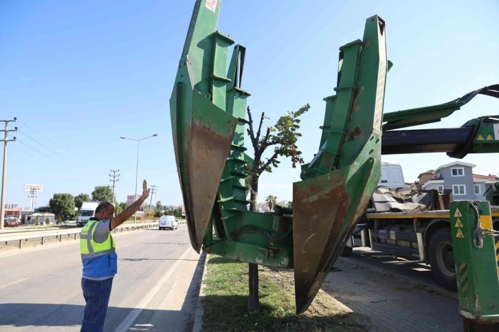 Bursa’da genişleyen yollarda kalan ağaçlar taşınıyor
