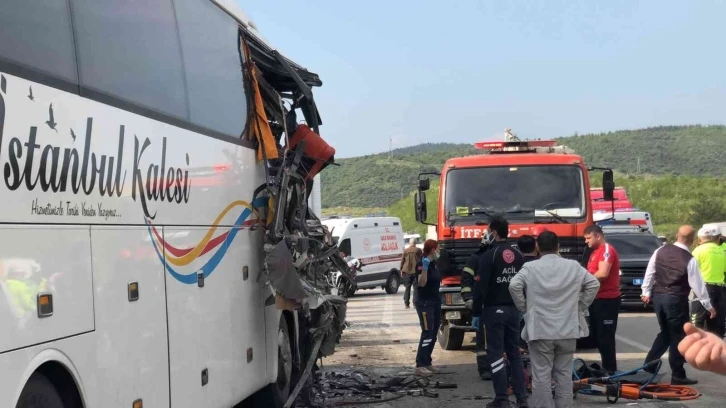 Bursa’da hafriyat kamyonu yolcu otobüsüne çarptı: 1 ölü 6 yaralı
