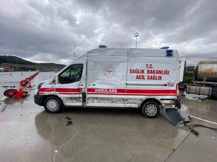 Bursa’da hastaneden dönen ambulansa tır çarptı
