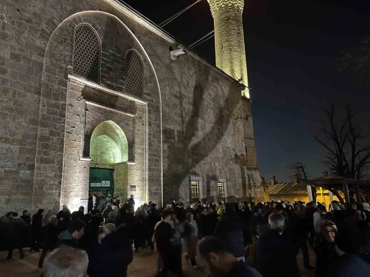 Bursa’da ilk teravi namazı kılındı, tarihi camiye binlerce kişi akın etti
