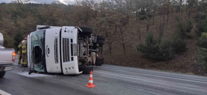 Bursa’da kamyon devrildi: 2 yaralı
