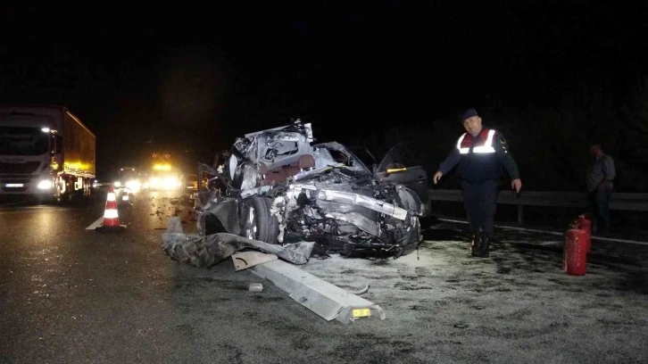 Bursa’da kamyona arkadan çarpan lüks otomobil hurdaya döndü: 1 ölü
