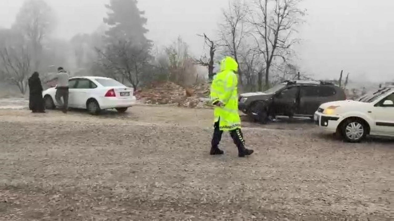 Bursa'da kar yağışıyla hayat durdu: İlçe yolları kapandı