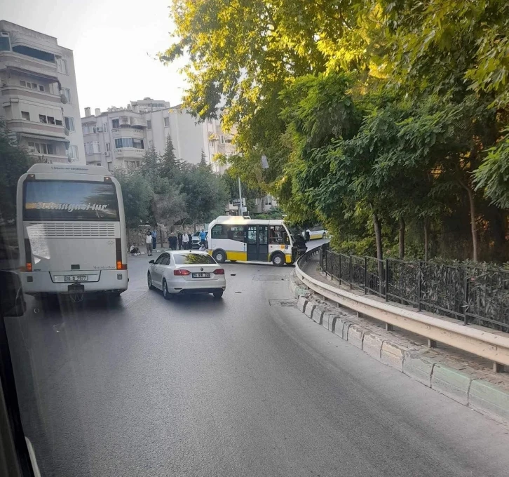 Bursa’da kaza yapan minibüs şoförü yaralandı
