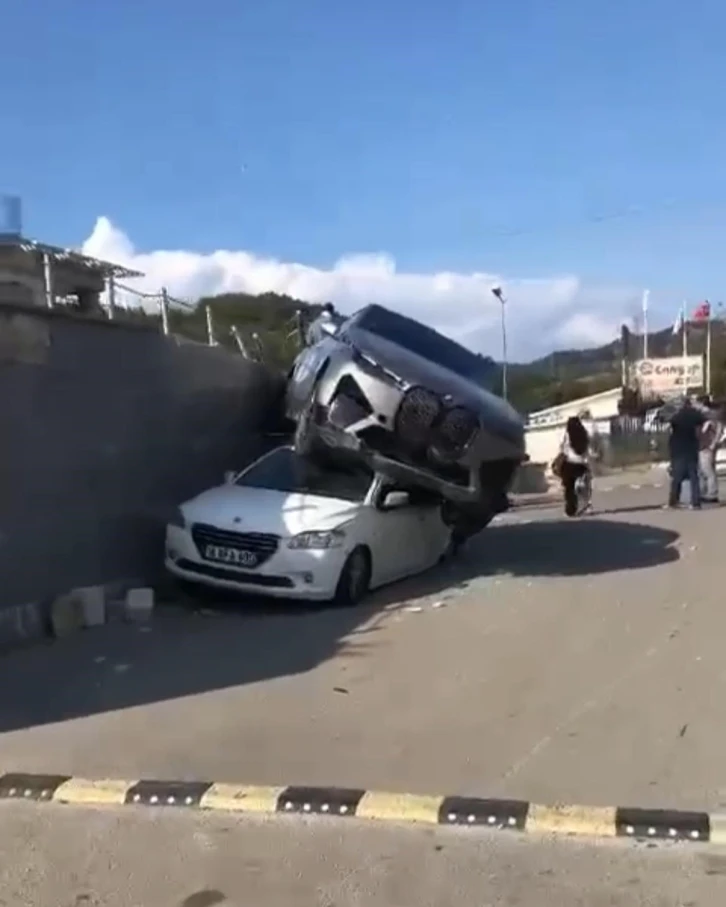 Bursa’da kontrolden çıkan cip, park halindeki aracın üzerine düştü
