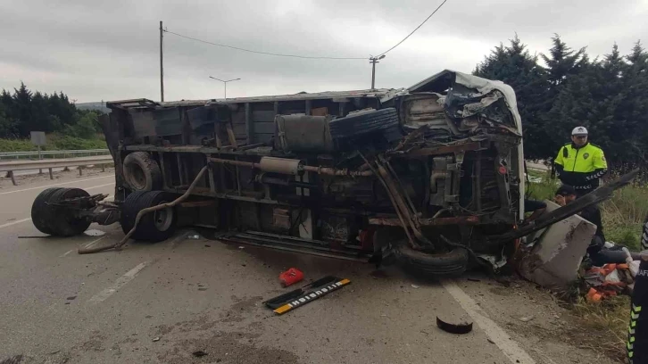 Bursa’da kontrolden çıkan kamyon yan yattı: 1 yaralı
