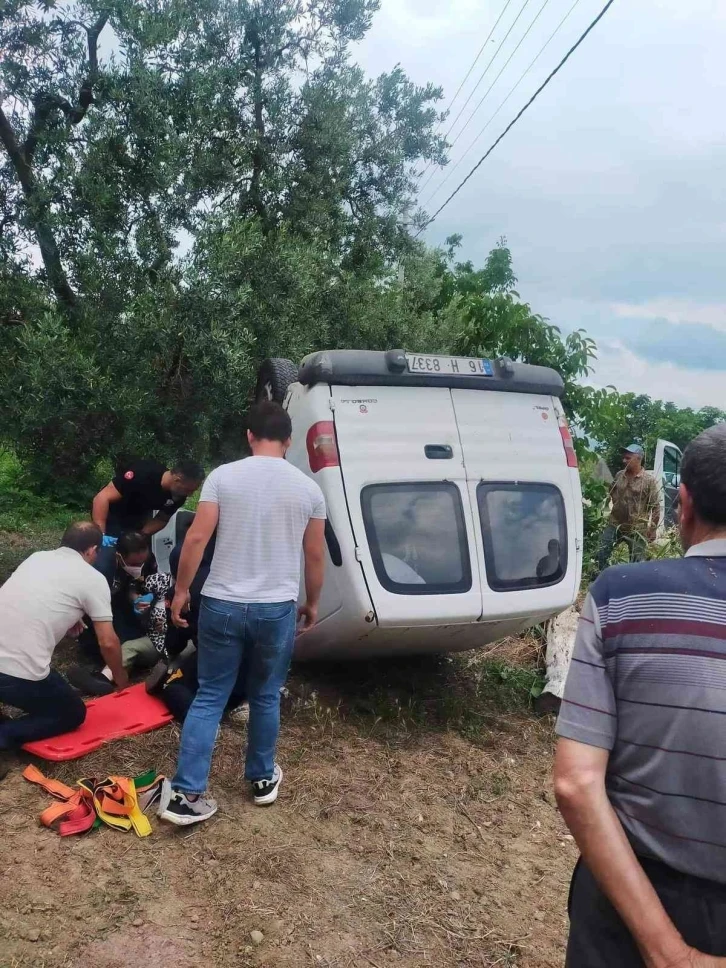 Bursa’da kontrolden çıkan minibüs tarlaya uçtu: 3 yaralı
