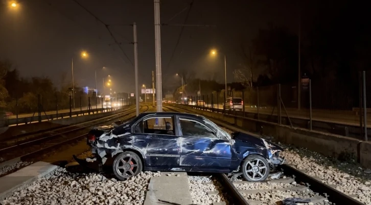 Bursa’da kontrolden çıkan otomobil metro raylarına girdi
