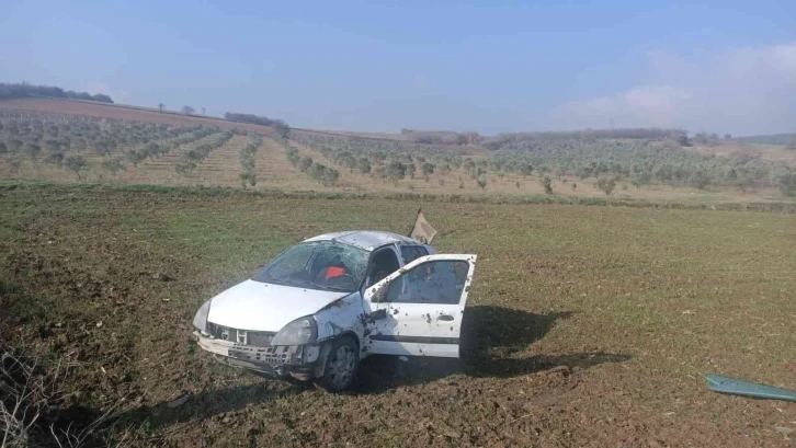 Bursa’da kontrolden çıkan otomobil tarlaya uçtu: 3 yaralı
