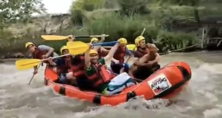 Bursa’da mahsur kalan keçiyi kurtararak birlikte rafting yaptılar
