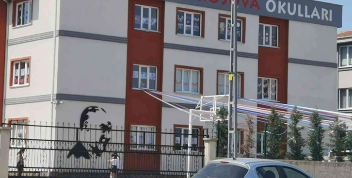 Bursa’da okulun camından düşen öğrenci ağır yaralandı
