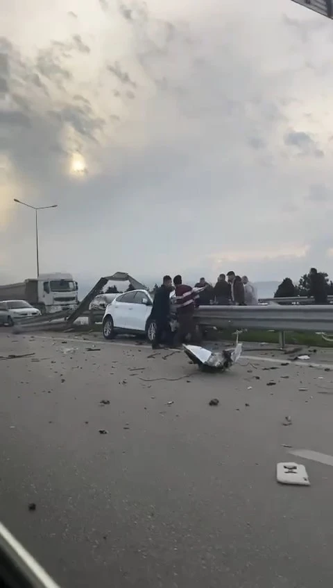 Bursa’da otomobil bariyerlere ok gibi saplandı: 1 ölü
