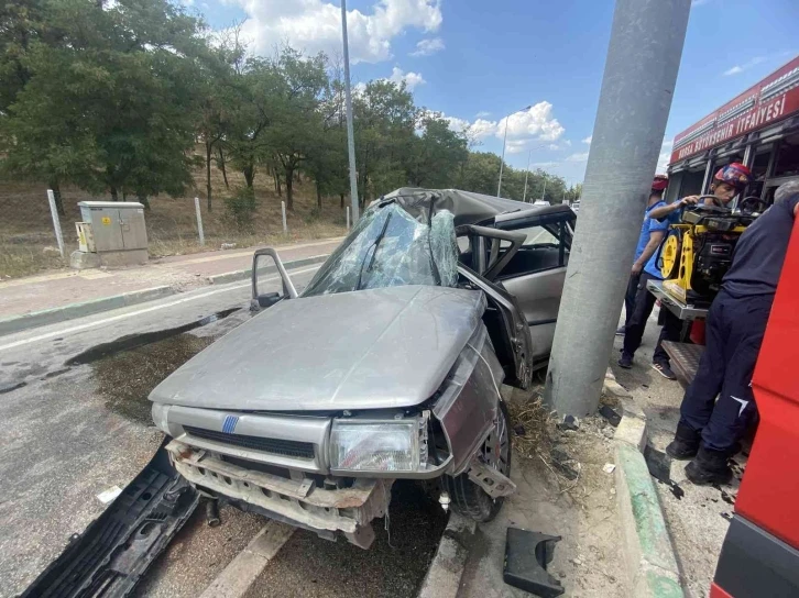 Bursa’da otomobil yön levhasına çarptı, hurdaya döndü: 1 ağır yaralı
