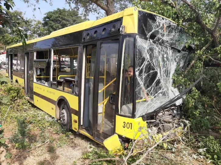 Bursa’da şehir içi otobüs arıza yapan kamyonete çarptı: 21 yaralı
