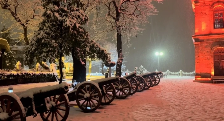 Bursa’da şiddetli kar yağışı etkisini gösterdi
