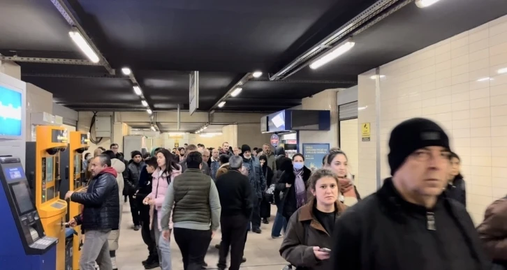 Bursa’da şiddetli lodos 3 katlı binanın çatısı uçurdu, metro seferleri iptal oldu
