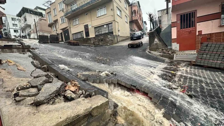 Bursa’da şiddetli yağış sonrası yollar dereye döndü, evleri su bastı
