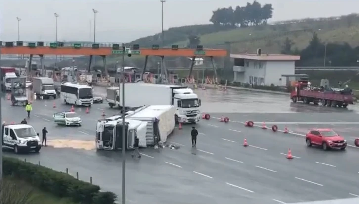 Bursa’da sürücüsünün kontrolünden çıkan tır devrildi
