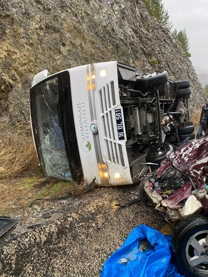 Bursa’da taziye yakınlarını taşıyan otobüs otomobille çarpıştı: 1 ölü, 5 yaralı
