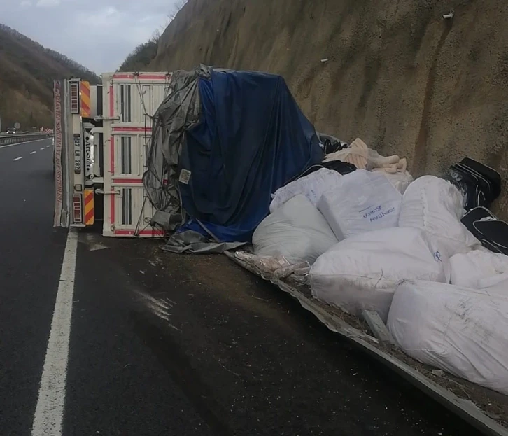 Bursa’da tır ile çarpışan kamyon devrildi: 1 yaralı
