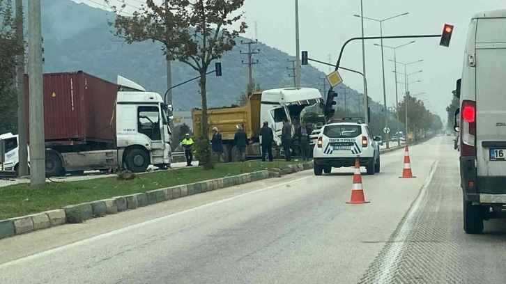 Bursa’da tır kamyona çarptı: 2 yaralı
