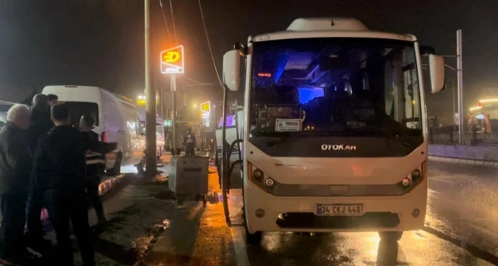 Bursa’da tur otobüsü aydınlatma direğine çarptı: 10 yaralı
