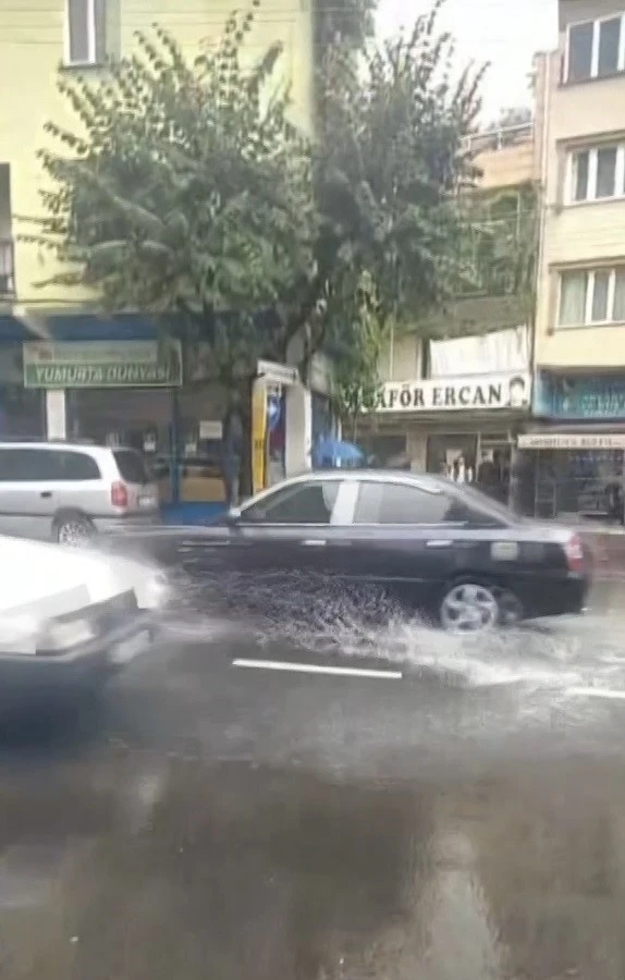 Bursa’da yağış bir anda etkisini gösterdi
