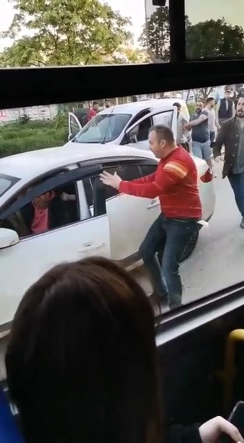 Bursa’da yol verme tartışması kameralarda
