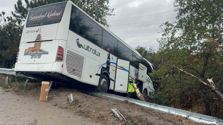 Bursa’da yolcu otobüsü şarampole uçtu: 2 yaralı
