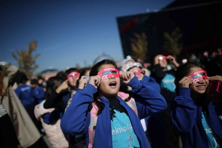 Bursa’da yüzlerce öğrenci güneş tutulması izledi
