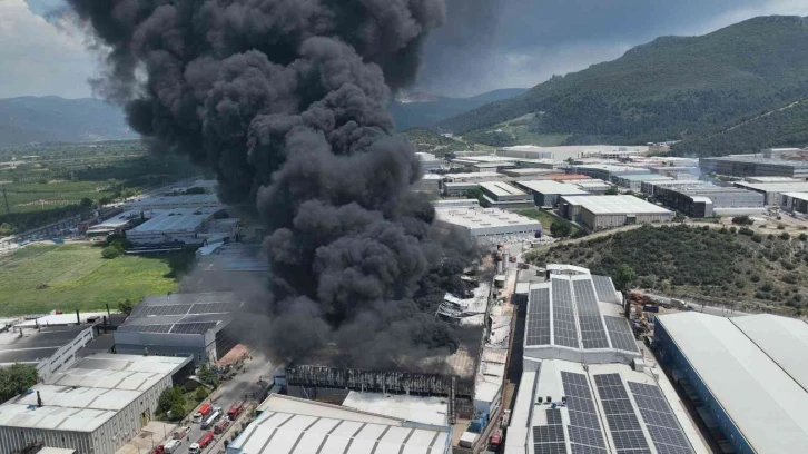 Bursa’daki fabrika yangınında otomobili böyle uzaklaştırdılar
