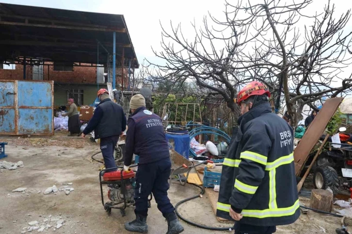 Bursa itfaiyesi gece yangında gündüz ahırda
