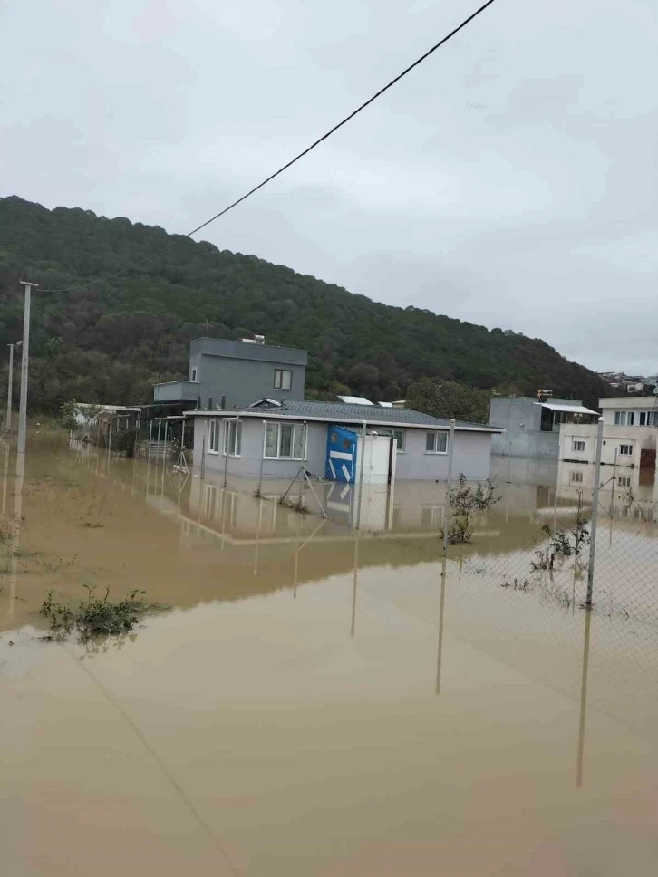 Bursa Mudanya’nın sayfiye mahallelerini su bastı
