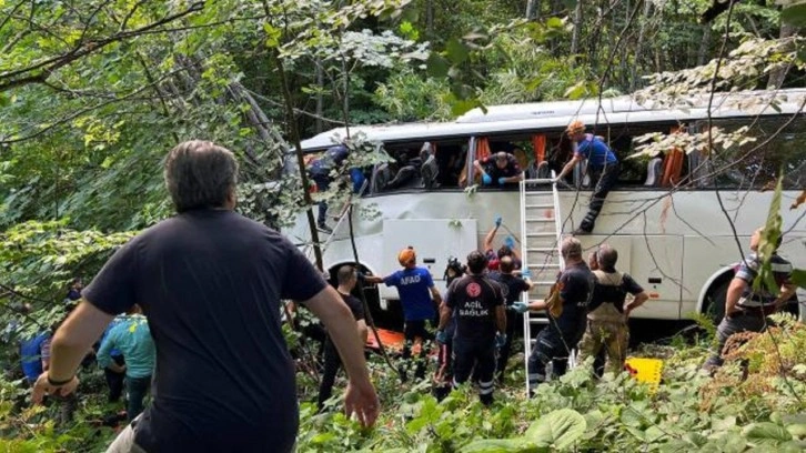 Bursa'da içinde 47 kişinin bulunduğu tur otobüsü şarampole yuvarlandı: 5 ölü, 36 yaralı var