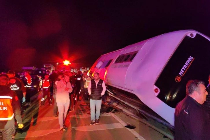 Bursa’da öğrencileri taşıyan tur otobüsü kaza yaptı: 3 ölü, 44 yaralı