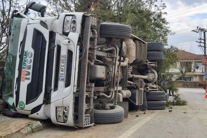 Bursa'da tırın devrilme anı kameralarda