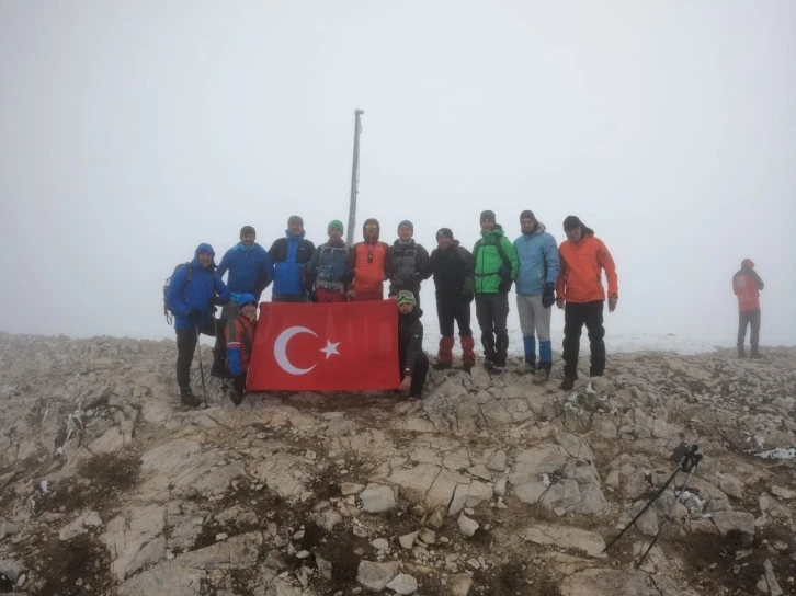 Bursalı dağcılardan Uludağ karla kaplı zirvesine 19 Mayıs yürüyüşü
