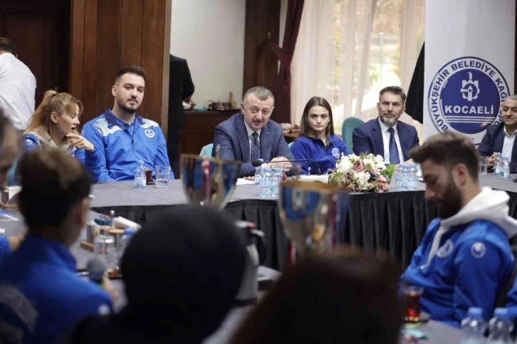 Büyükakın’dan sporculara: "Saha içinde ve dışında dünyanın farklı ülkelerinde elçilerisiniz"
