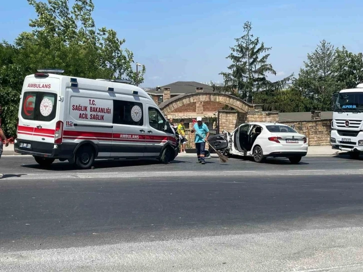 Büyükçekmece’de ambulans otomobile çarptı: 4 yaralı
