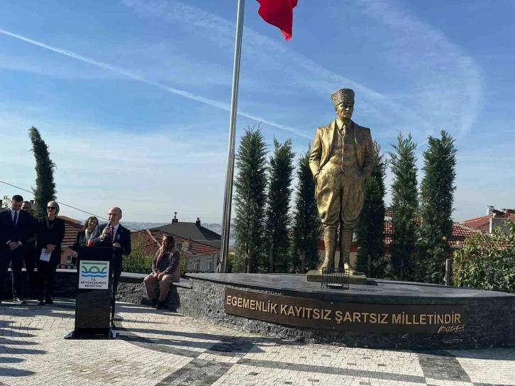 Büyükçekmece’de Atatürk anıtı açıldı
