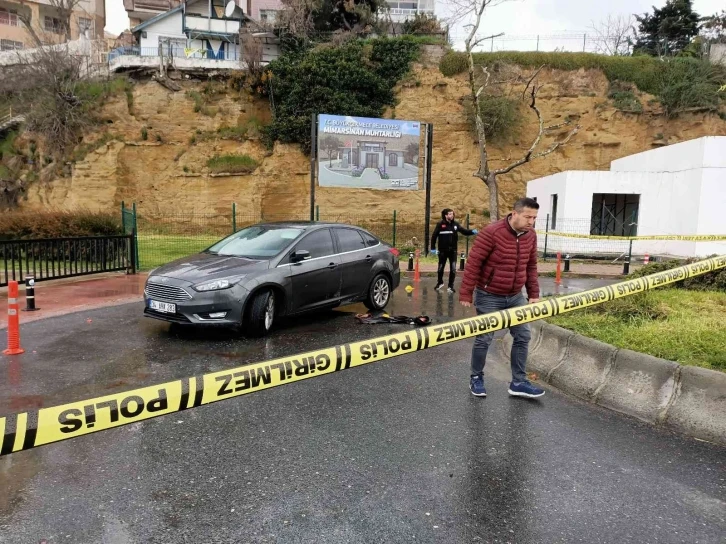 Büyükçekmece’de sahilde yürüyen adama silahlı saldırı kamerada
