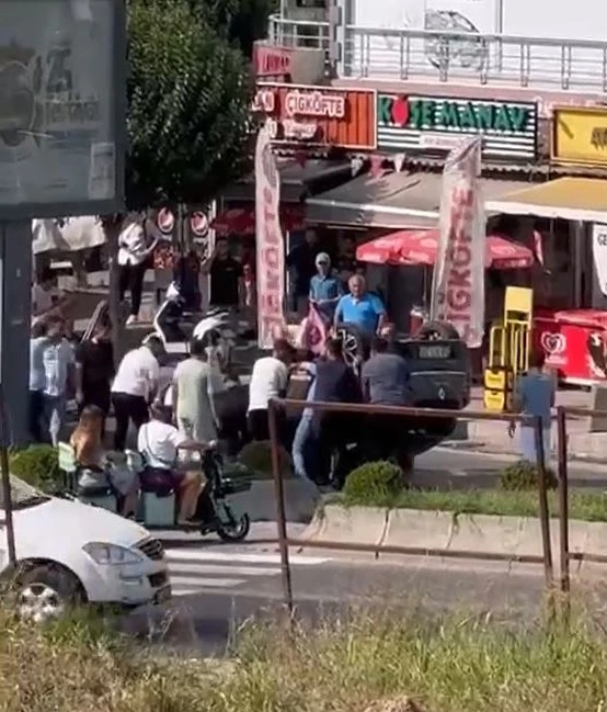 Büyükçekmece’de tuhaf kaza kamerada: Düz yolda kaldırıma çarpıp böyle devrildi
