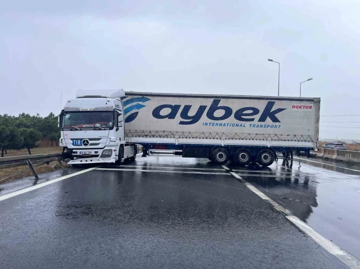 Büyükçekmece E-5’te yağmur nedeniyle kayan tır, yolu trafiğe kapattı
