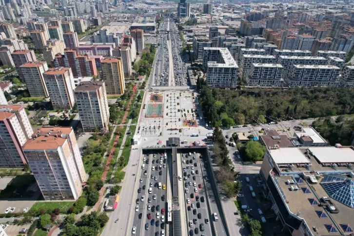 Büyükçekmece ile Avcılar arasında yaşanan trafik yoğunluğu havadan görüntülendi
