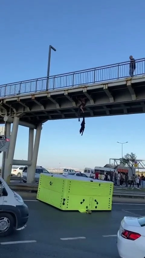 Büyükçekmece metrobüs üst geçidinde intihar girişimi
