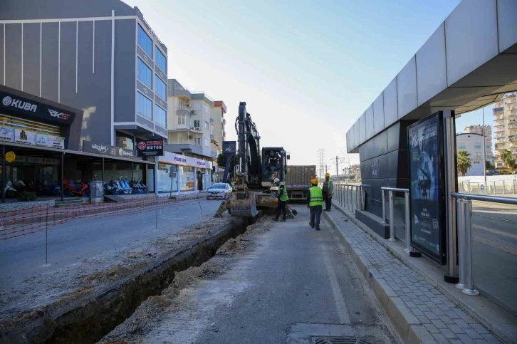 Büyükşehir Belediyesi Varsak’ta eski içme suyu hattını yeniliyor
