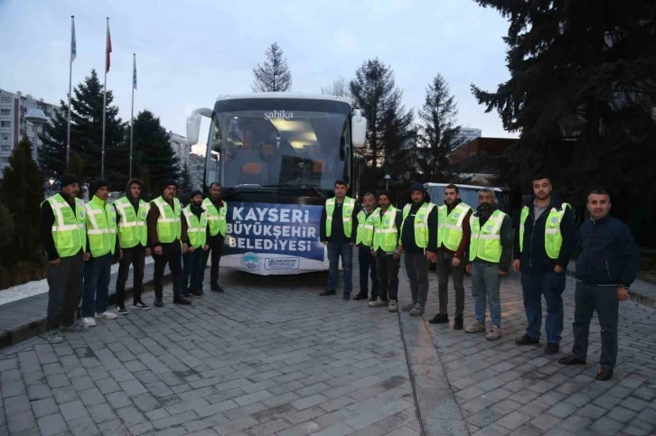 Büyükşehir’den deprem bölgesine sabahın ilk ışıklarında 14 kişilik ekip sevk edildi
