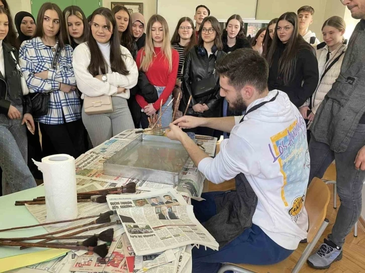 Büyükşehir’den kardeş şehir Mostar’da öğrencilere Ebru atölye çalışması
