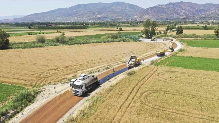 Büyükşehir, Kuyucak’ta yol yapım çalışmalarını sürdürüyor
